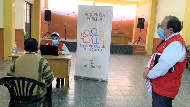 Imagen JPG del personal de la Contraloría junto a un ciudadano participando en la Audiencia Pública Tacna.