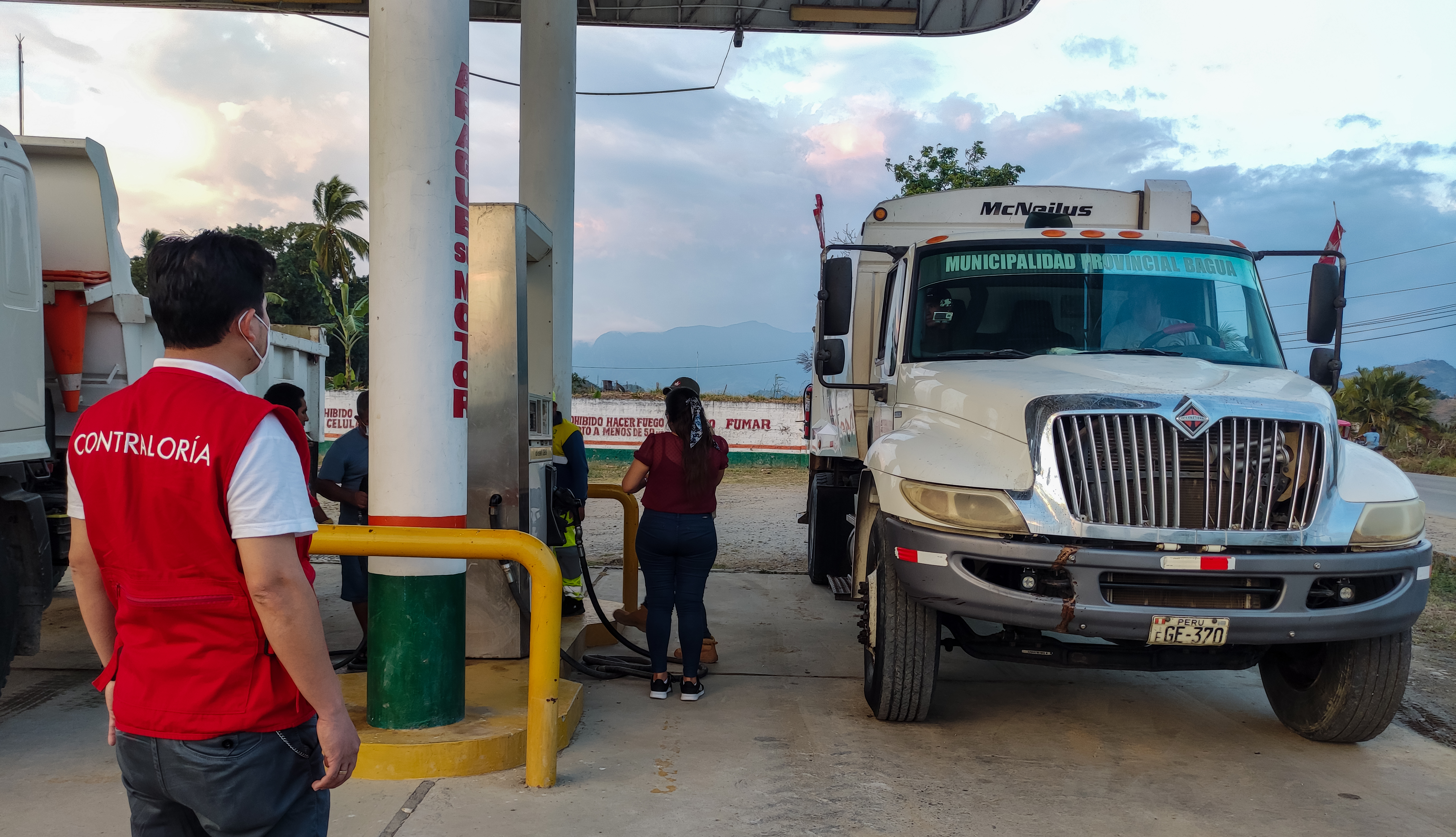 Imagen JPG de un colaborador de la Contraloría supervisando la compra de combustibles en un grifo de Amazonas.