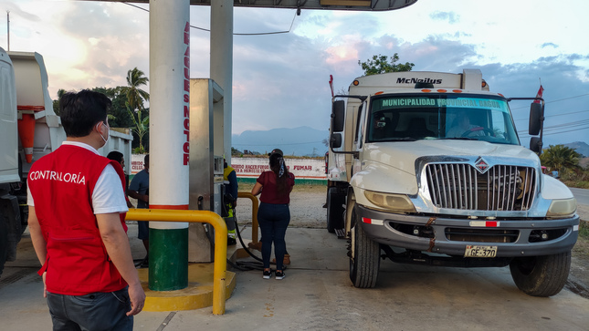 Imagen JPG de un colaborador de la Contraloría supervisando la compra de combustibles en un grifo de Amazonas.