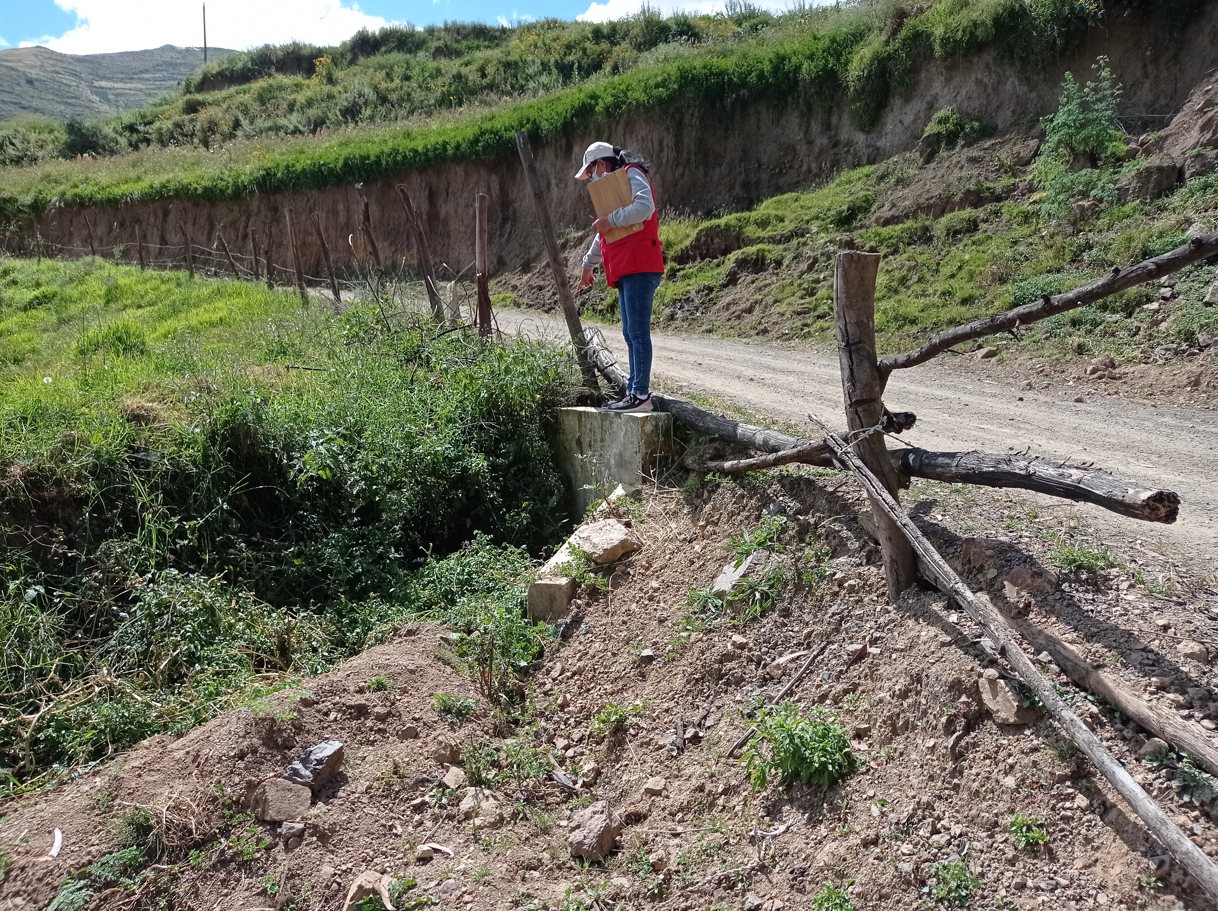 Imagen JPG de camino vecinal en Castrovirreyna, Huancavelica.