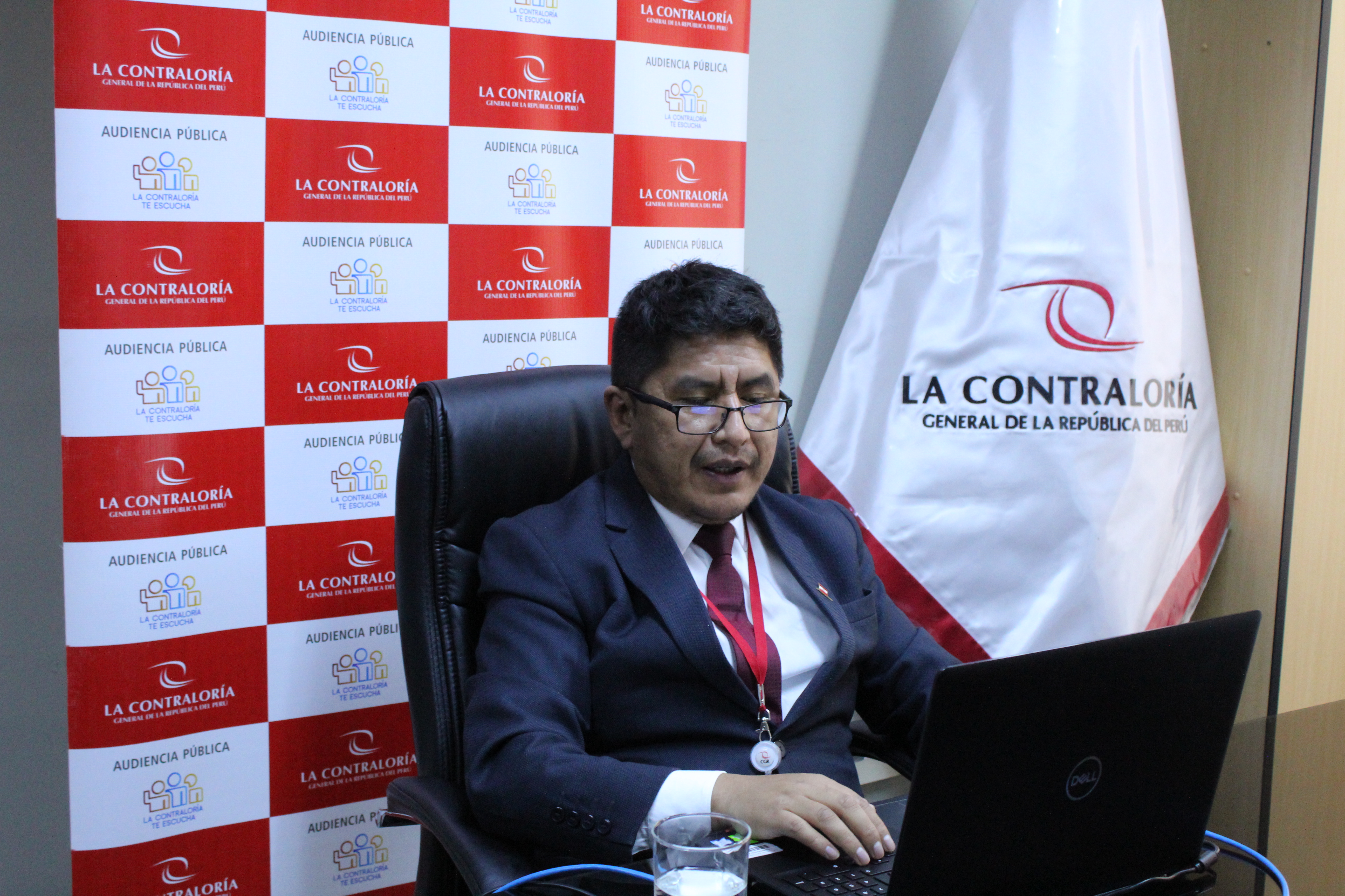 Imagen JPG de colaborador de la Contraloría participando en la Audiencia Pública virtual Junín.
