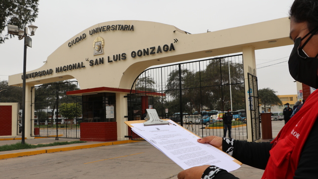 Imagen JPG de colaborador de la Contraloría en la puerta de ingreso de la Universidad San Luis Gonzaga de Ica.