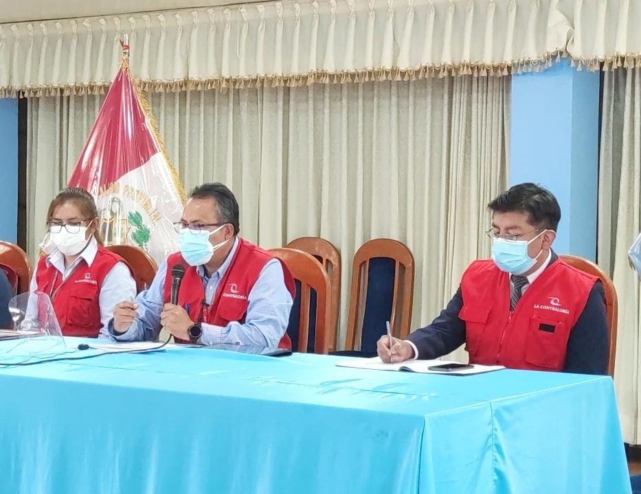 Imagen JPG de tres colaboradores de la Contraloría participando en una Audiencia Pública virtual Cusco.