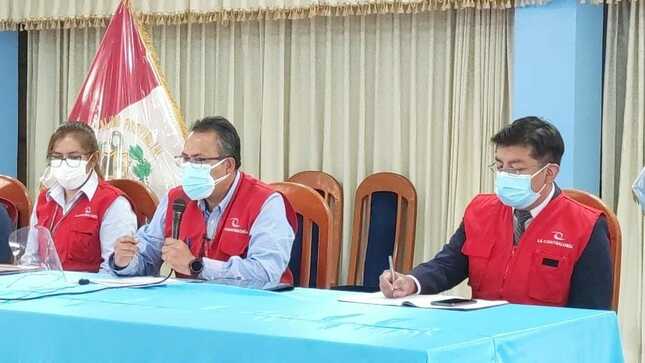 Imagen JPG de tres colaboradores de la Contraloría participando en una Audiencia Pública virtual Cusco.