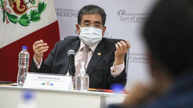 Imagen JPG del Contralor General sentado.