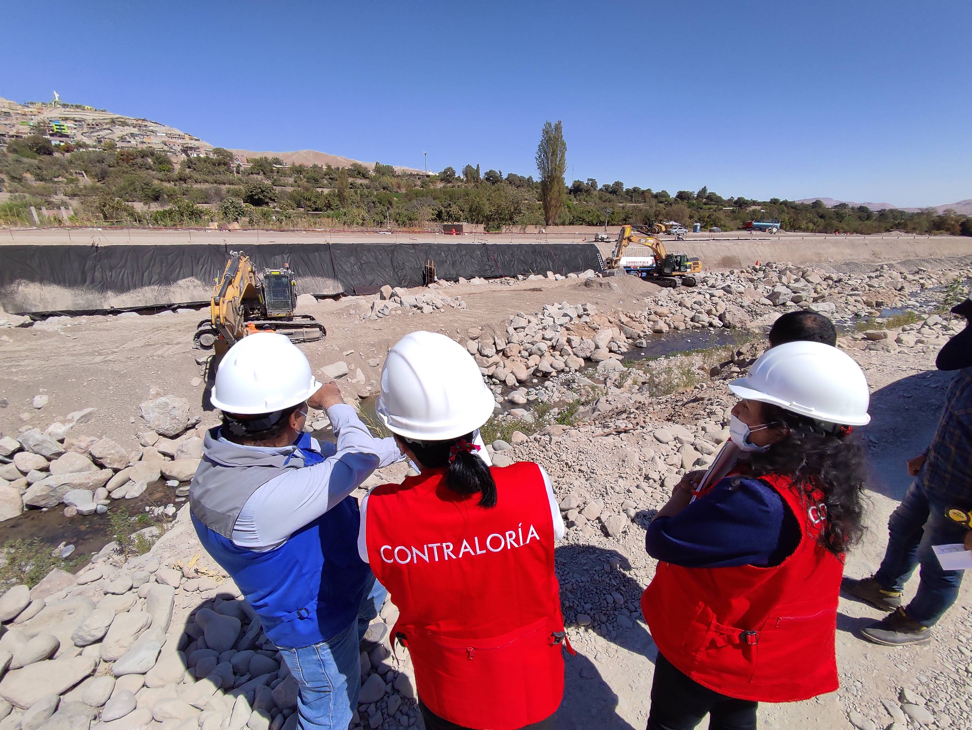 Imagen JPG de tres colaboradores de la Contraloría supervisando obra camino vecinal de Samegua, ubicado al margen izquierdo del río Moquegua.