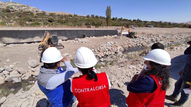 Imagen JPG de tres colaboradores de la Contraloría supervisando obra camino vecinal de Samegua, ubicado al margen izquierdo del río Moquegua.