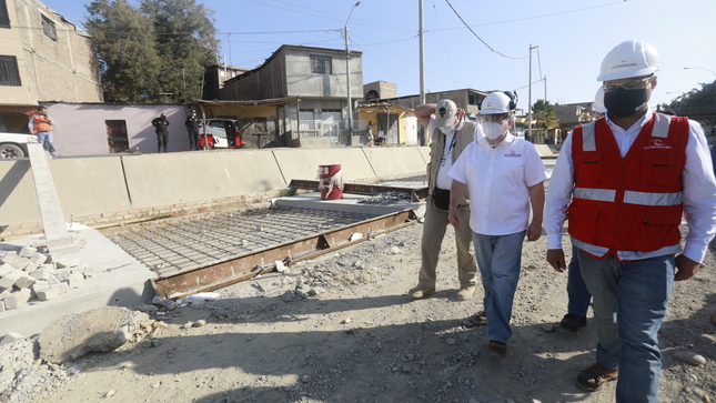 Imagen JPG del Contralor General supervisando obra en Piura.