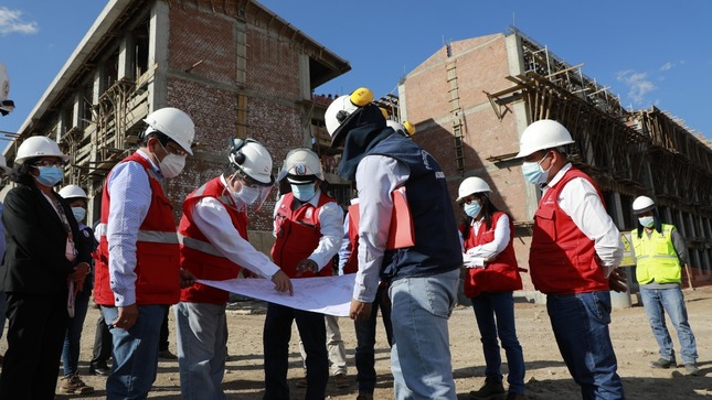 Imagen JPG del Contralor General junto a colaboradores de la Contraloría revisando un plano en las instalaciones de una obra en Ayacucho.