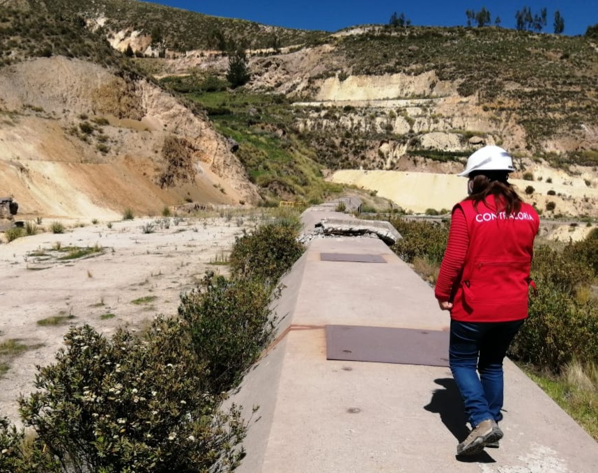 Imagen JPG de colaborador de la Contraloría supervisando el canal Majes I en Arequipa.