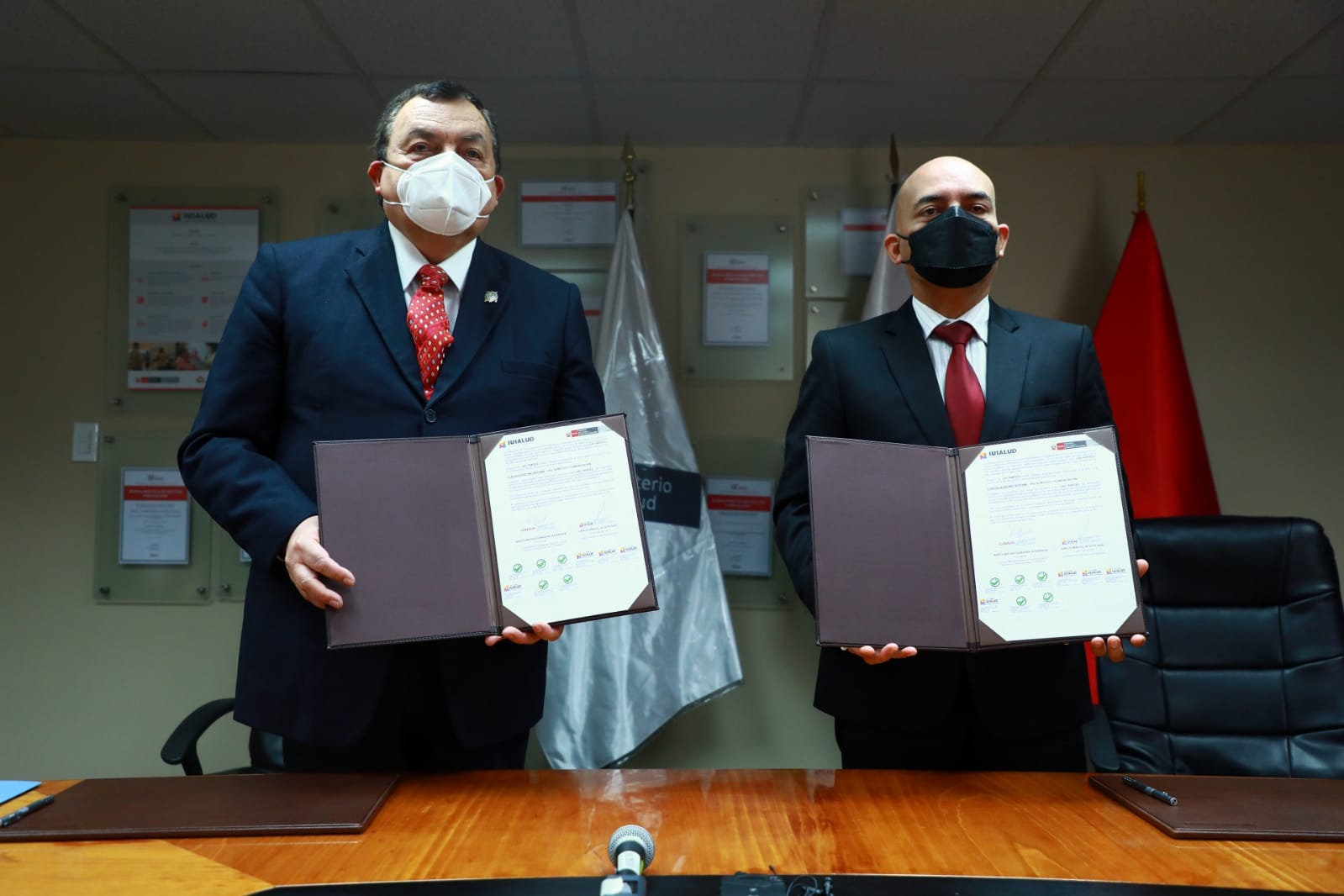 Firma del Convenio participaron el presidente del Conadis, Marco Antonio Gamarra La Barrera y el Superintendente Nacional de Salud, Dr. Carlos Manuel Acosta Saal