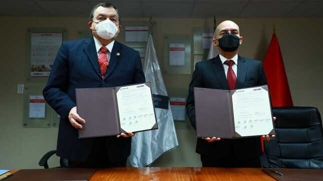 Firma del Convenio participaron el presidente del Conadis, Marco Antonio Gamarra La Barrera y el Superintendente Nacional de Salud, Dr. Carlos Manuel Acosta Saal 
