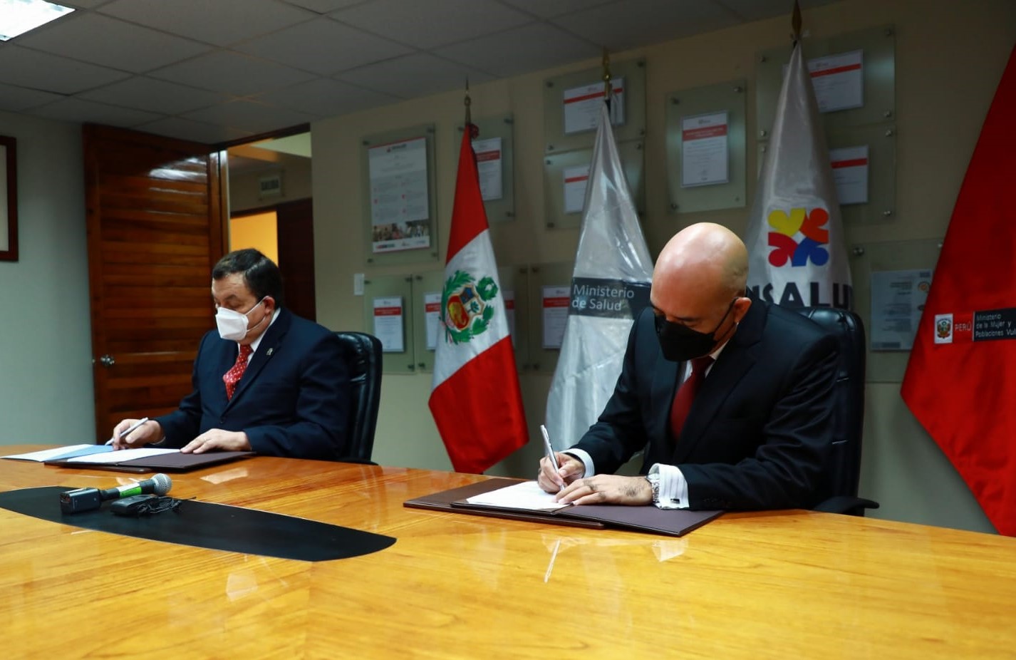 Firman convenio presidente del Conadis, Marco Antonio Gamarra La Barrera y el Superintendente Nacional de Salud, Dr. Carlos Manuel Acosta Saal