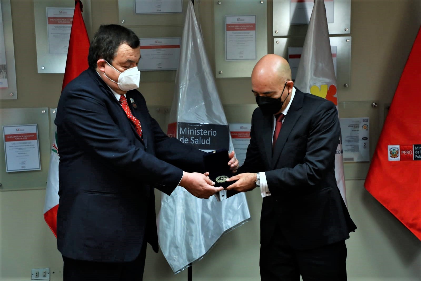 EL presidente del Conadis, Marco Antonio Gamarra La Barrera entrega presente al Superintendente Nacional de Salud, Dr. Carlos Manuel Acosta Saal