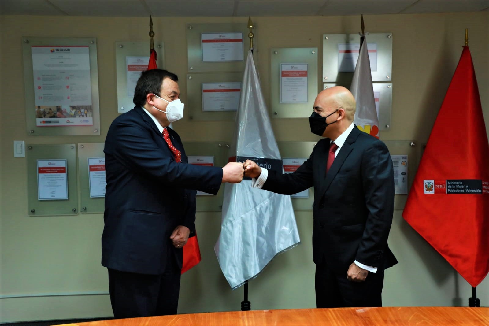 presidente del Conadis, Marco Antonio Gamarra La Barrera y el Superintendente Nacional de Salud, Dr. Carlos Manuel Acosta Saal se saludan