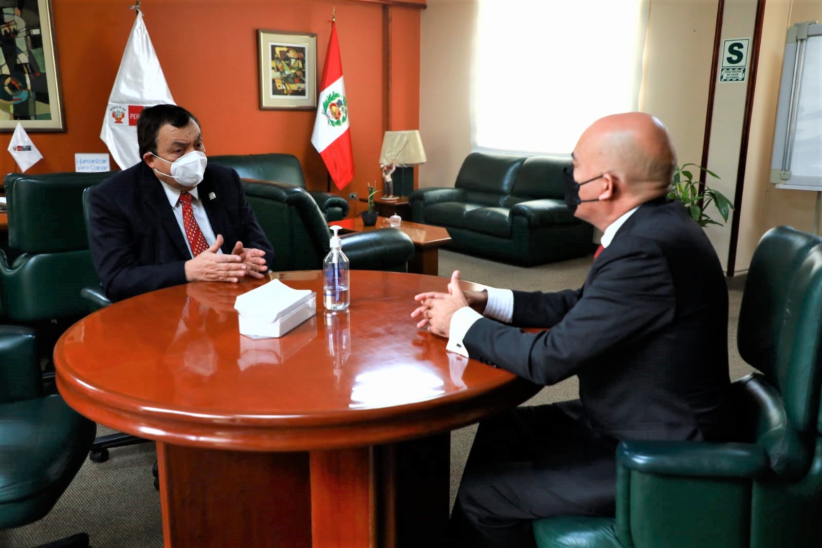 presidente del Conadis, Marco Antonio Gamarra La Barrera y el Superintendente Nacional de Salud, Dr. Carlos Manuel Acosta Saal conversan sobre el convenio.