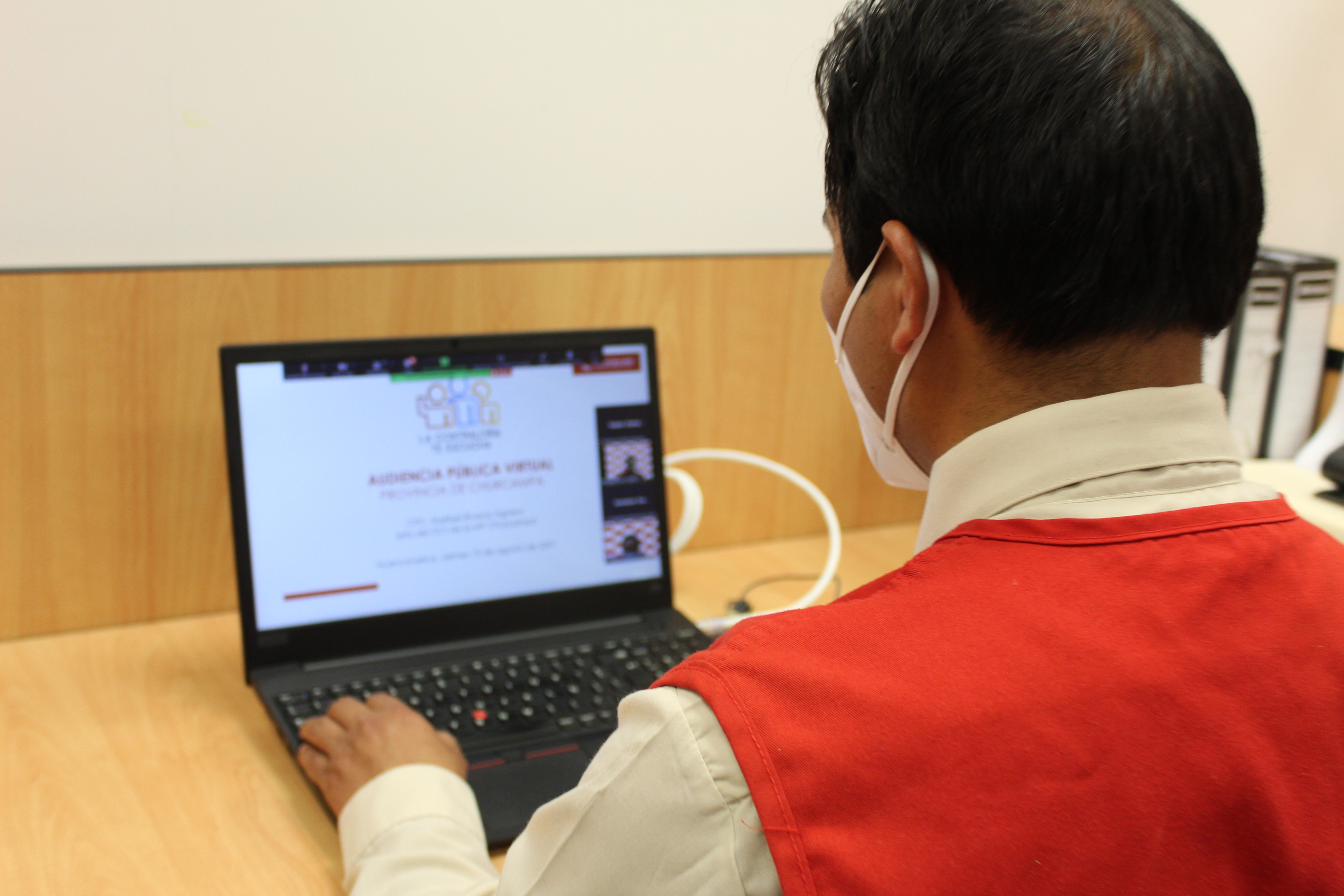Imagen JPG de colaborador de la Contraloría con su laptop participando de la Audiencia Pública virtual en Huancavelica.