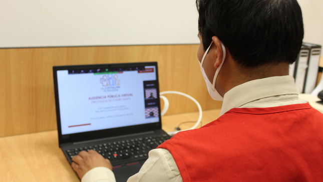 Imagen JPG de colaborador de la Contraloría con su laptop participando de la Audiencia Pública virtual en Huancavelica.