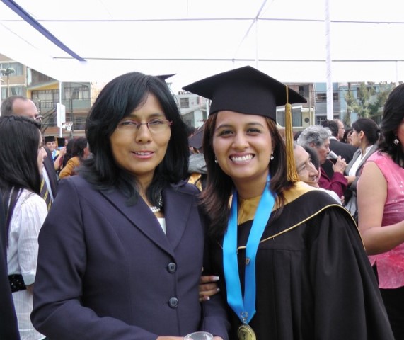 Becaria Maria Elena Inocente y su mamá