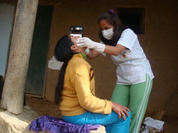 Becaria Maria Elena atendiendo a pacientes