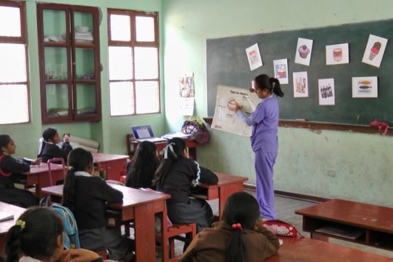 Becaria Maria Elena Inocente explicando sobre cuidado dental