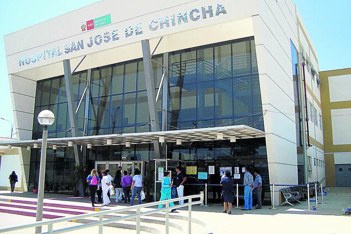 Imagen JPG de la fachada del Hospital San José en Chincha y personal transitando.