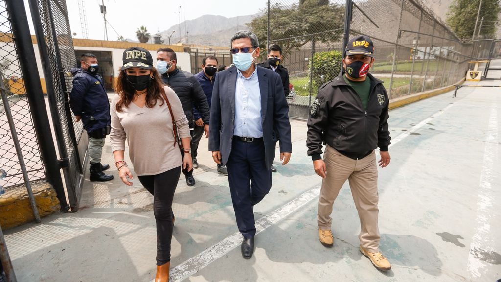 Ministro Hernando Cevallos supervisa la vacunación contra la COVID-19 en los penales de Lima Metropolitana