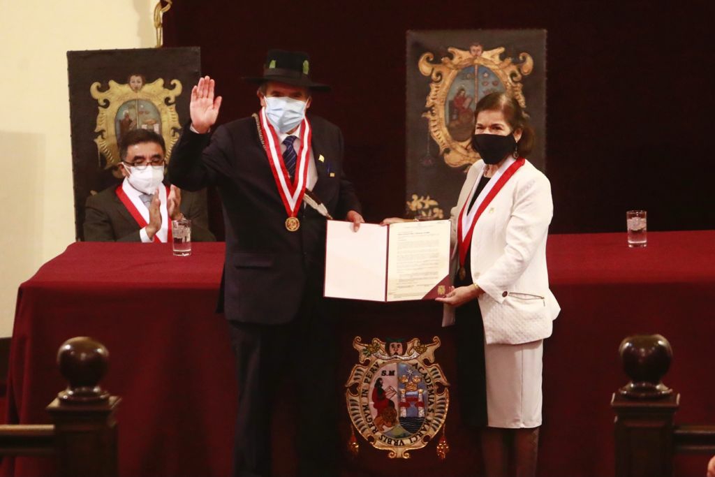 La UNMSM reconoció con la Medalla de Honor Sanmarquina al ministro Ciro Gálvez