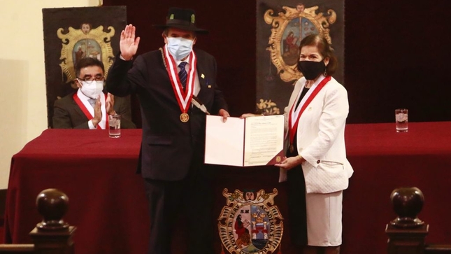 La UNMSM reconoció con la Medalla de Honor Sanmarquina al ministro Ciro Gálvez