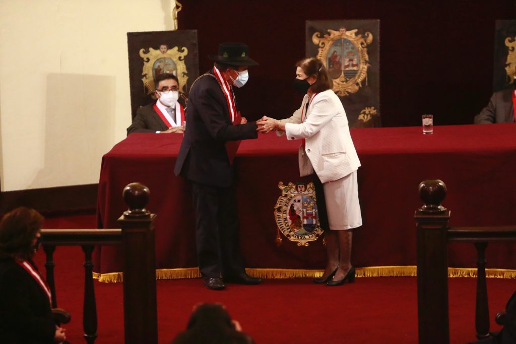 La UNMSM reconoció con la Medalla de Honor Sanmarquina al ministro Ciro Gálvez