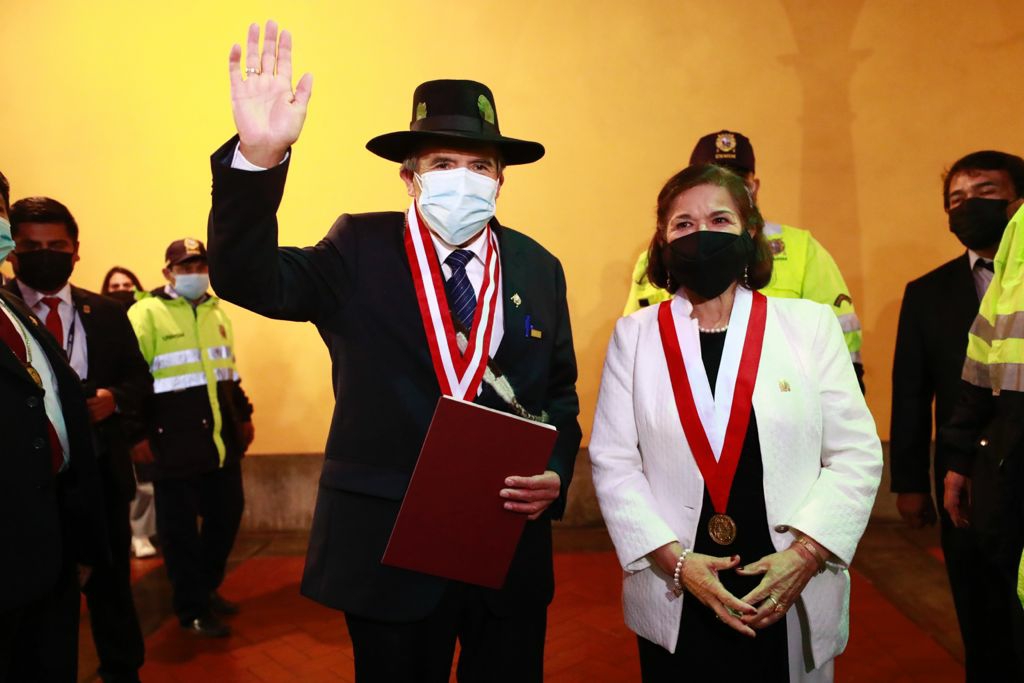 La UNMSM reconoció con la Medalla de Honor Sanmarquina al ministro Ciro Gálvez