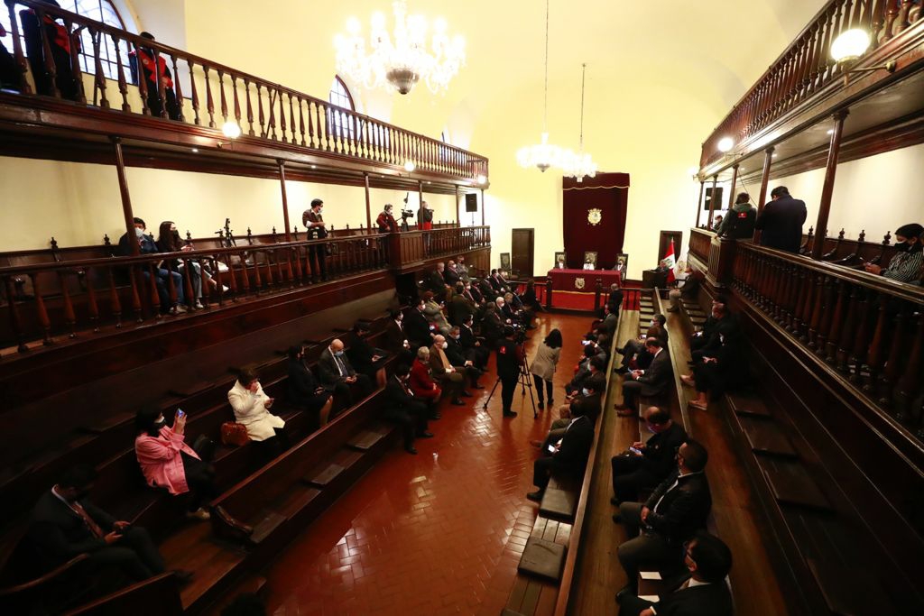 La UNMSM reconoció con la Medalla de Honor Sanmarquina al ministro Ciro Gálvez