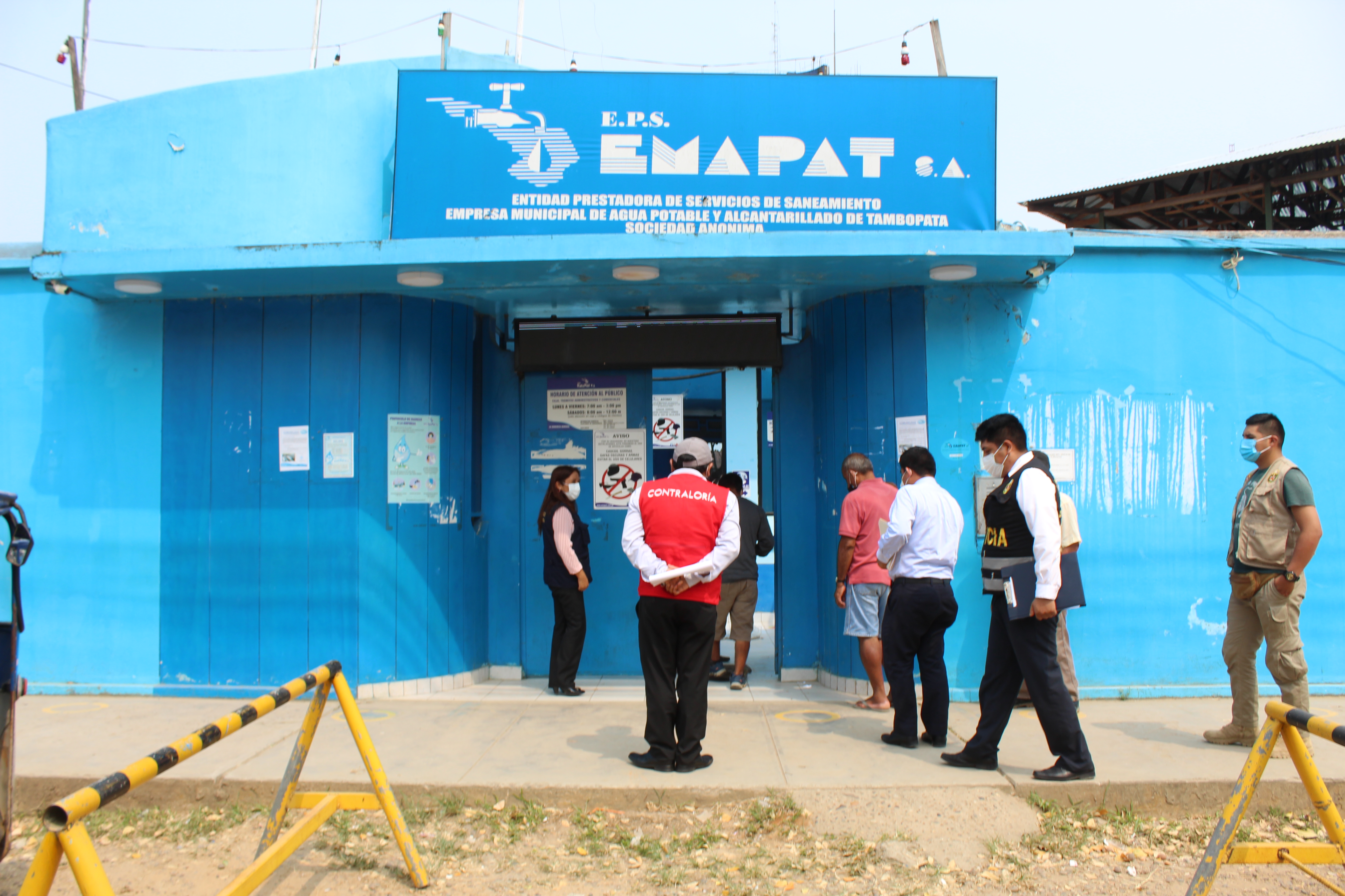 Imagen JPG de diferentes personas ingresando a la Empresa Municipal de Agua Potable y Alcantarillado de Tambopata Sociedad Anónima.