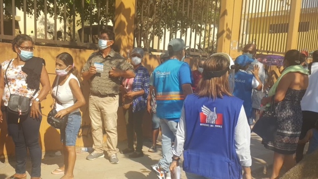 Foto de personas haciendo fila en vacunación