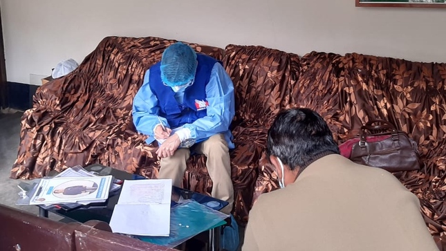 Foto de comisionado de la Defensoría del Pueblo en sala de espera de albergue