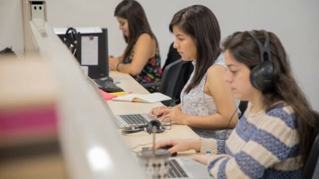 Jóvenes sentados frente a la computadora
