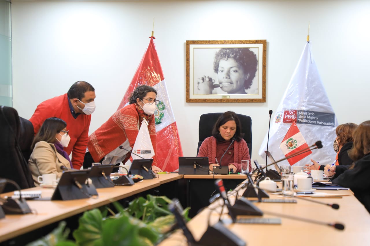 Anahí Durand en comisión de la mujer