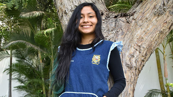 Aquí vemos a Rose Vento con su mandil de educadora posando para la cámara.