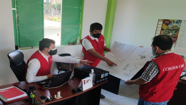 Auditores de la Comisión de Auditoria examinan Expediente Técnico de la obra