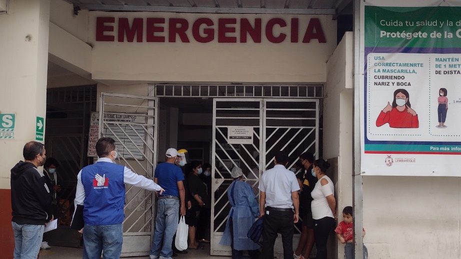 Foto de personas en el área de emergencia en el Hospital Las Mercedes 