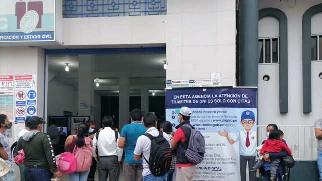 Foto de personas haciendo fila en el exterior de Reniec de Jaén