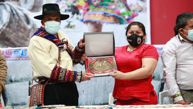 Federación Cultural otorga reconocimiento al ministro de Cultura como poeta quechua