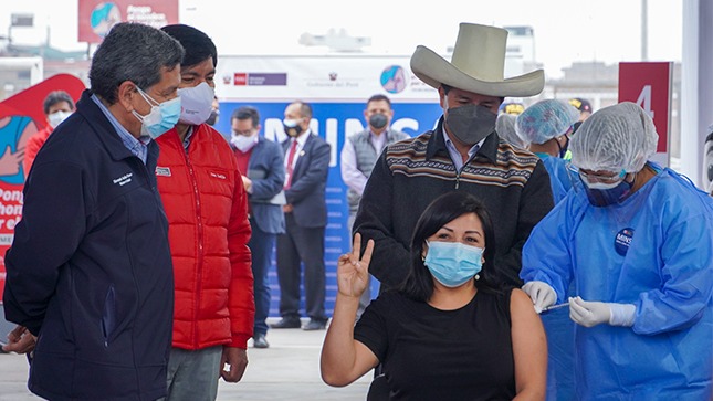 Ministerio de Salud dio inicio al proceso de vacunación de docentes de las zonas urbanas