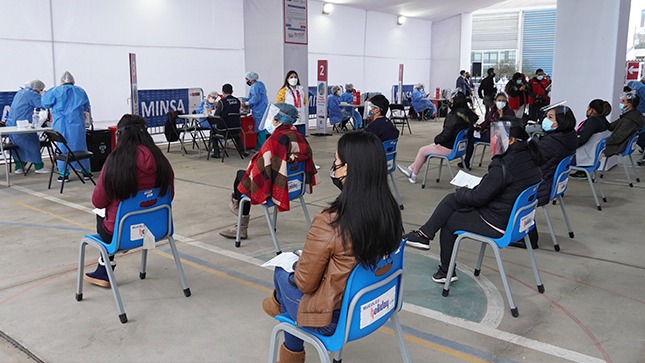 Ministerio de Salud dio inicio al proceso de vacunación de docentes de las zonas urbanas