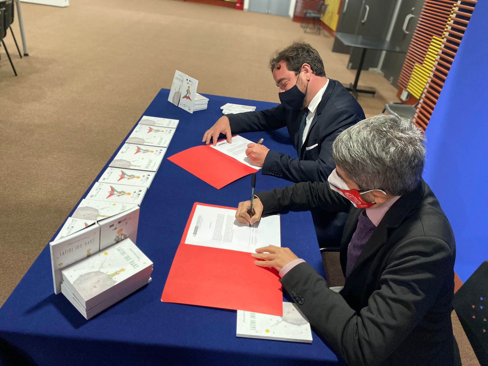 Ministerio de Cultura recibe una importante donación del libro El Principito - Jatibi Ibo Bake traducido en lengua Shipibo-konibo
