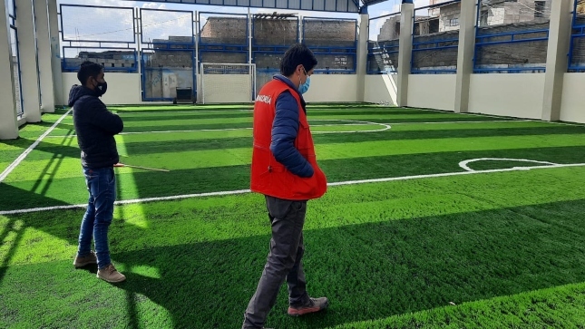 Auditores de Contraloría detectaron que la obra “remodelación de losa deportiva y reparación de cerco perimétrico en el sector 6 del asentamiento humano Uliachín, distrito de Chaupimarca, provincia y región Pasco” tiene trabajos inconclusos, 