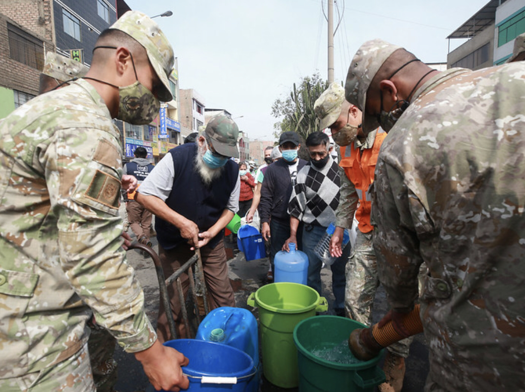 Ejército del Perú distribuye agua potable en el distrito de San Juan de Lurigancho