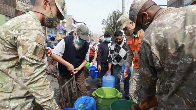 Ejército del Perú distribuye agua potable en el distrito de San Juan de Lurigancho