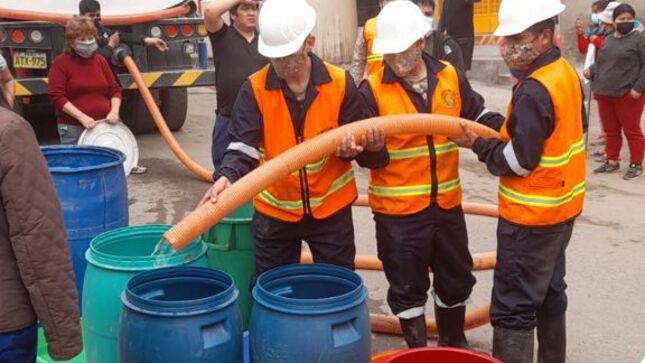 Fuerzas Armadas continúan apoyando con agua potable a vecinos de San Juan de Lurigancho
