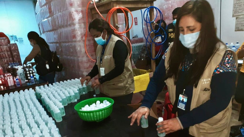 Incautan 300 kilos de alcohol, timolina y agua oxigenada en laboratorio clandestino en San Juan de Lurigancho